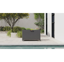 Graue Gartenbox mit Rollen und Holzgriff auf einer modernen Terrasse mit Pool und Pflanzen.