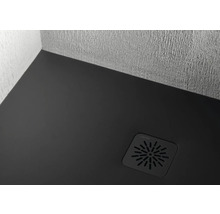 Duschwanne mit quadratischer Ablaufabdeckung mit Schlitzmuster und Laufen Logo.