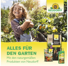 Lachendes Kind im Garten mit geernteten Gurken sowie Neudorff Erde, Gartendünger und Universaldünger.