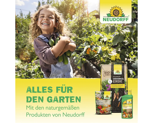 Lachendes Kind im Garten mit geernteten Gurken sowie Neudorff Erde, Gartendünger und Universaldünger.