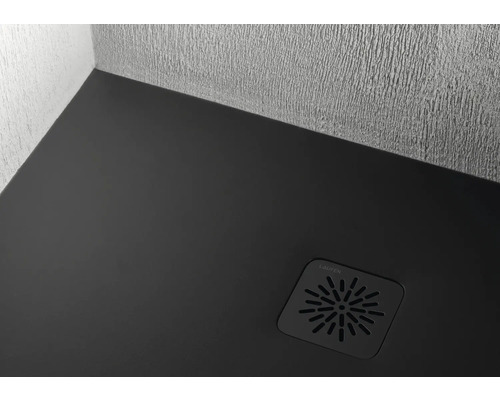 Duschwanne mit quadratischer Ablaufabdeckung mit Schlitzmuster und Laufen Logo.