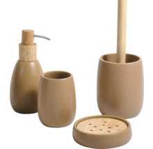 Beiges Badezimmer-Accessoire-Set aus Keramik mit Seifenspender, Zahnputzbecher, Toilettenbürstenhalter und Seifenschale mit Holzdetails.
