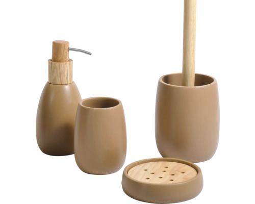 Beiges Badezimmer-Accessoire-Set aus Keramik mit Seifenspender, Zahnputzbecher, Toilettenbürstenhalter und Seifenschale mit Holzdetails.
