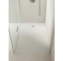 Moderne bodenebene Dusche mit Duschwanne, dekorativem quadratischem Ablauf, Glasabtrennung und vertikalen Wandfliesen.