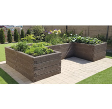 U-förmiges Hochbeet aus dunkelbraunen, strukturierten Modulen auf einer gepflasterten Terrasse, bepflanzt mit Kräutern, Gemüse und Blumen.