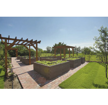 Strukturierter Garten mit dunkelbraunen rechteckigen Hochbeeten auf einem Ziegelweg unter Holzpergolen, umgeben von Rasen und Bäumen.