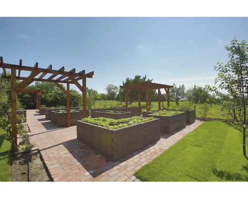 Strukturierter Garten mit dunkelbraunen rechteckigen Hochbeeten auf einem Ziegelweg unter Holzpergolen, umgeben von Rasen und Bäumen.