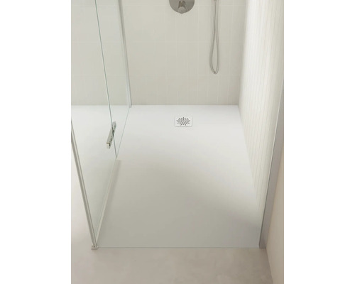 Moderne bodenebene Dusche mit Duschwanne, dekorativem quadratischem Ablauf, Glasabtrennung und vertikalen Wandfliesen.