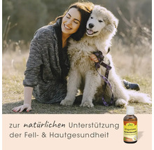 Frau umarmt einen flauschigen Hund im Freien, dazu cdVet Singulares Bio-Nachtkerzenöl zur natürlichen Unterstützung von Fell und Haut.