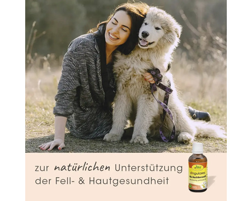 Frau umarmt einen flauschigen Hund im Freien, dazu cdVet Singulares Bio-Nachtkerzenöl zur natürlichen Unterstützung von Fell und Haut.