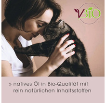 Frau mit einer grau-getigerten Katze, VBIO Logo und Text zu nativen Ölen in Bio-Qualität mit rein natürlichen Inhaltsstoffen.