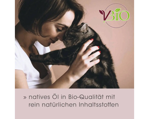 Frau mit einer grau-getigerten Katze, VBIO Logo und Text zu nativen Ölen in Bio-Qualität mit rein natürlichen Inhaltsstoffen.