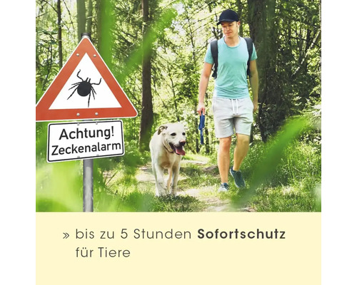 Mann und Hund spazieren im Wald neben einem Zecken-Warnschild, mit Hinweis auf bis zu fünf Stunden Sofortschutz für Tiere.