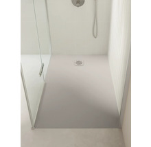 Moderne Walk-In-Dusche mit großer rechteckiger Duschwanne, hellen Fliesen und einer Trennwand aus Glas.
