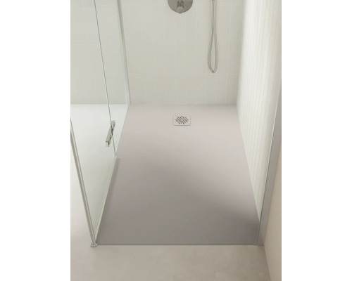 Moderne Walk-In-Dusche mit großer rechteckiger Duschwanne, hellen Fliesen und einer Trennwand aus Glas.