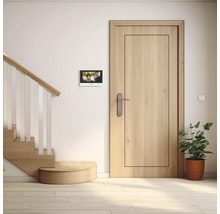 Moderne Diele mit Video-Türsprechanlage an der Wand neben einer hellen Holztür und einer Treppe.