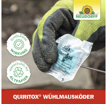 Eine Hand mit Gartenhandschuh hält Neudorff Quiritox Wühlmausköder. Zuverlässige Wirkung, Verpackung mit Altpapier, Neudorff Logo.