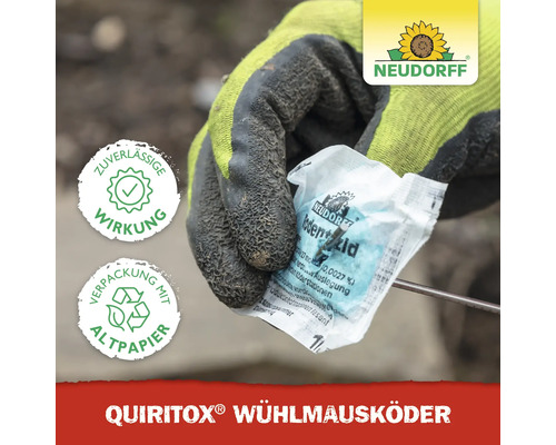 Eine Hand mit Gartenhandschuh hält Neudorff Quiritox Wühlmausköder. Zuverlässige Wirkung, Verpackung mit Altpapier, Neudorff Logo.