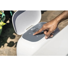 Hand bedient das digitale Bedienfeld eines MSpa Whirlpools.