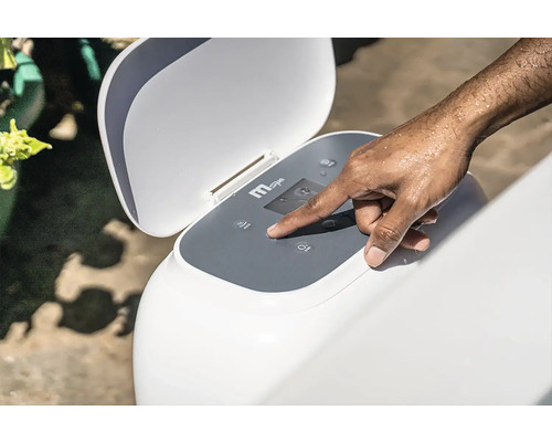 Hand bedient das digitale Bedienfeld eines MSpa Whirlpools.