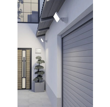 Zwei LED-Außenstrahler an einer Hauswand zur Beleuchtung von Garageneinfahrt und Hauseingang.