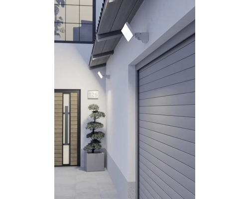 Zwei LED-Außenstrahler an einer Hauswand zur Beleuchtung von Garageneinfahrt und Hauseingang.