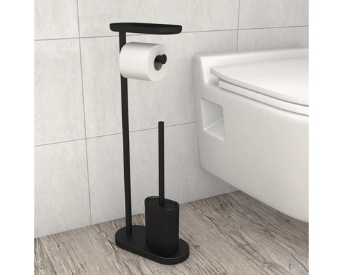 Freistehende WC-Garnitur mit Toilettenpapierhalter, Ablage und Toilettenbürste in einem hellen, modern organisierten Badezimmer neben einem WC.