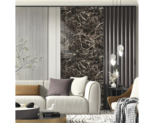 Wandpaneel in dunkler Marmoroptik kombiniert mit weißer Lamellenwand hinter einem Sofa in einem modernen Wohnzimmer.