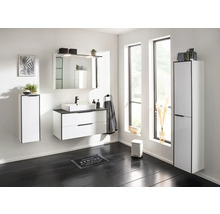 Modernes Badezimmer mit hängendem Waschtischunterschrank, Aufsatzwaschbecken und Spiegelschrank. Helle und organisierte Badezimmermöbel.
