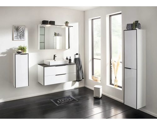 Modernes Badezimmer mit hängendem Waschtischunterschrank, Aufsatzwaschbecken und Spiegelschrank. Helle und organisierte Badezimmermöbel.