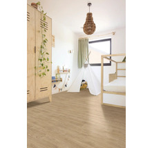 Helles Kinderzimmer mit Bodenbelag in heller Holzoptik, einem Holzschrank, einem weißen Tipi-Zelt und einem Bettgestell aus Holz.