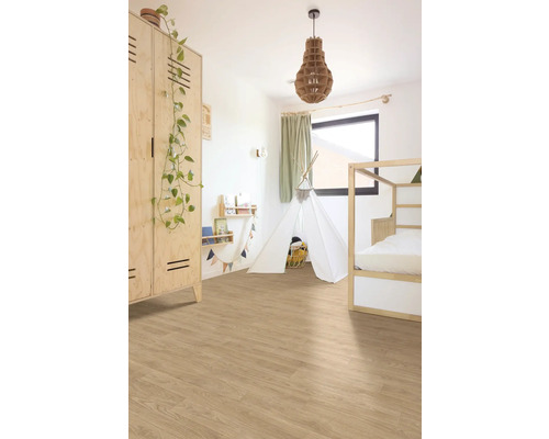 Helles Kinderzimmer mit Bodenbelag in heller Holzoptik, einem Holzschrank, einem weißen Tipi-Zelt und einem Bettgestell aus Holz.