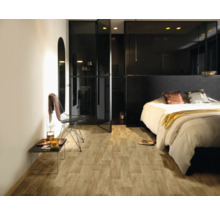 Modernes Schlafzimmer mit Bodenbelag in heller Holzoptik, weißem Bett, schwarzen Glastüren und einem Drahtstuhl.