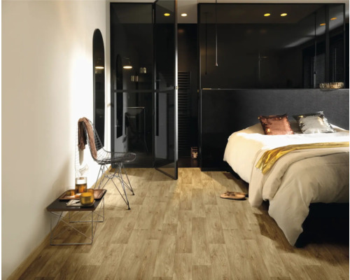 Modernes Schlafzimmer mit Bodenbelag in heller Holzoptik, weißem Bett, schwarzen Glastüren und einem Drahtstuhl.