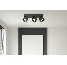 Dreiflammiger Deckenstrahler aus schwarzem Metall im modernen Design, montiert an der Decke in einem hellen Raum.