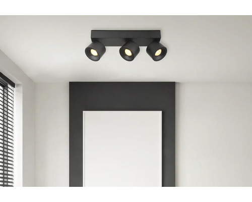 Dreiflammiger Deckenstrahler aus schwarzem Metall im modernen Design, montiert an der Decke in einem hellen Raum.