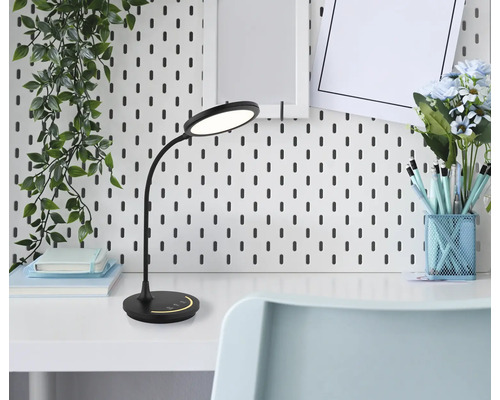 Schwarze LED-Schreibtischleuchte mit flexiblem Hals in einem hellen, organisierten Arbeitsbereich mit Lochwand und Schreibutensilien.