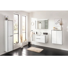 Helles, modernes Badezimmer mit weißen Möbeln, Waschbeckenunterschrank, Spiegel, Hochschrank und dunklem Boden.