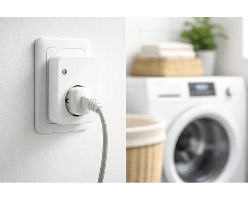 Smarter Zwischenstecker in einer Wandsteckdose mit eingestecktem Netzkabel in einer organisierten Waschküche mit Waschmaschine.
