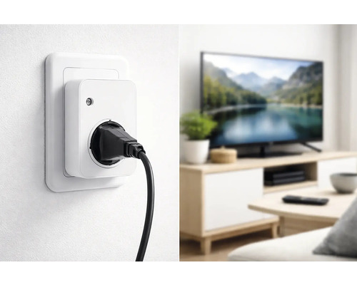 Weißer Smart-Home-Zwischenstecker in Wandsteckdose mit schwarzem Kabel, im Hintergrund helles Wohnzimmer mit modernem Fernseher auf Holzkommode.