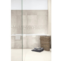 Modernes helles Badezimmer mit Wand- und Bodenfliesen in Steinoptik, Einbaubadewanne mit Mosaikbordüre und einem geflochtenen Wäschekorb.