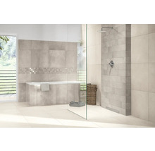 Modernes helles Badezimmer mit Einbaubadewanne und begehbarer Dusche mit Glastrennwand. Graue Wandfliesen in verschiedenen Formaten und Mosaikbordüre.