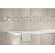 Modernes Badezimmer mit großformatigen Wandfliesen in Steinoptik, einer Mosaikbordüre und einer weißen Badewanne.