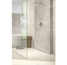 Modernes helles Badezimmer mit begehbarer Dusche, Glastrennwand, rechteckigen grauen Wandfliesen und flacher Duschrinne.