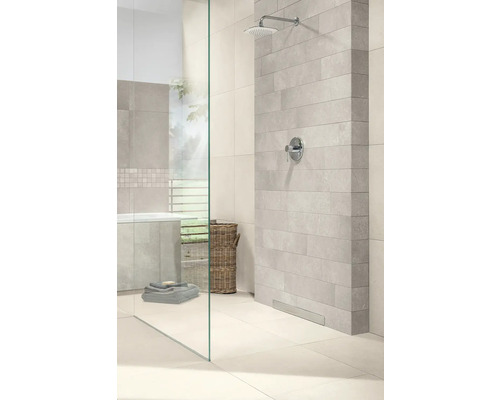 Modernes helles Badezimmer mit begehbarer Dusche, Glastrennwand, rechteckigen grauen Wandfliesen und flacher Duschrinne.