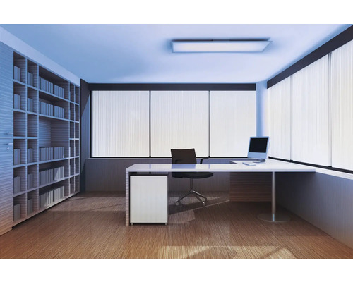 Moderner heller Büroraum mit weißem Schreibtisch, schwarzem Bürostuhl, deckenhohem Bücherregal, Holzboden und Fenstern mit vertikalen Lamellen.