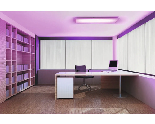 Moderner Büroraum mit Schreibtisch, Bürostuhl, Regalwand, Fenstern mit Lamellenvorhängen, Boden in Holzoptik und flacher Deckenleuchte.