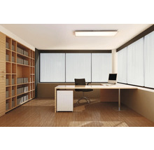 Modernes, helles Arbeitszimmer mit großem Holzregal, L-förmigem Schreibtisch, schwarzem Bürostuhl und einer flachen LED-Deckenleuchte.