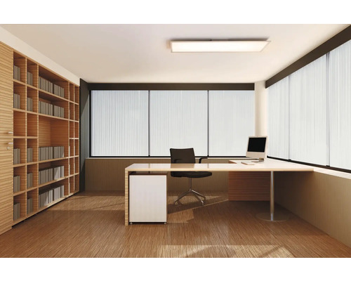 Modernes, helles Arbeitszimmer mit großem Holzregal, L-förmigem Schreibtisch, schwarzem Bürostuhl und einer flachen LED-Deckenleuchte.