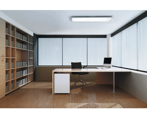 Modernes, helles Büro mit L-förmigem Schreibtisch, schwarzem Bürostuhl, großem Holzregal und deckenhohen Fenstern mit Jalousien.
